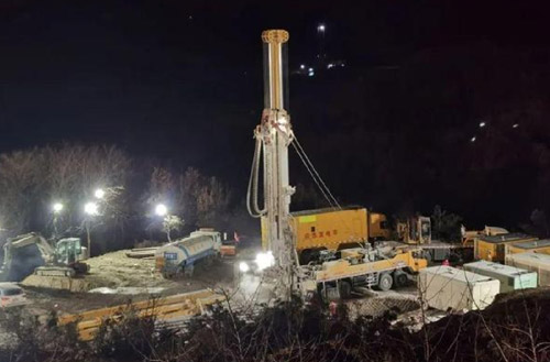 beats365官方唯一网站携XSC1200车载深井钻机星夜前往栖霞开展金矿救援工作
