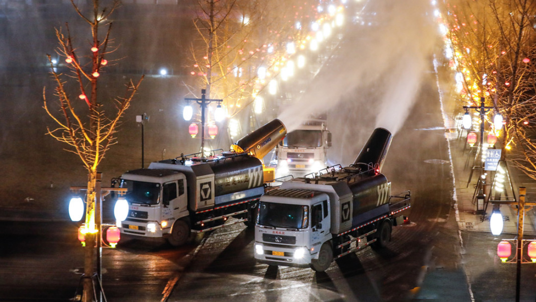 beats365官方唯一网站多功能抑尘车在河北正定喷洒消毒液