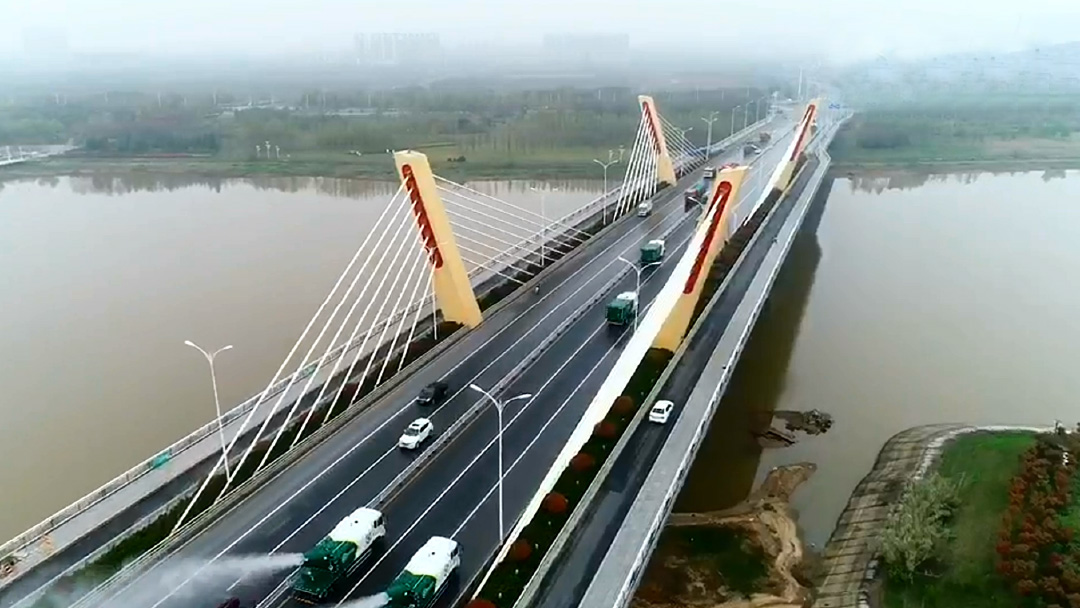 beats365官方唯一网站环卫装备在六安赤壁路大桥作业