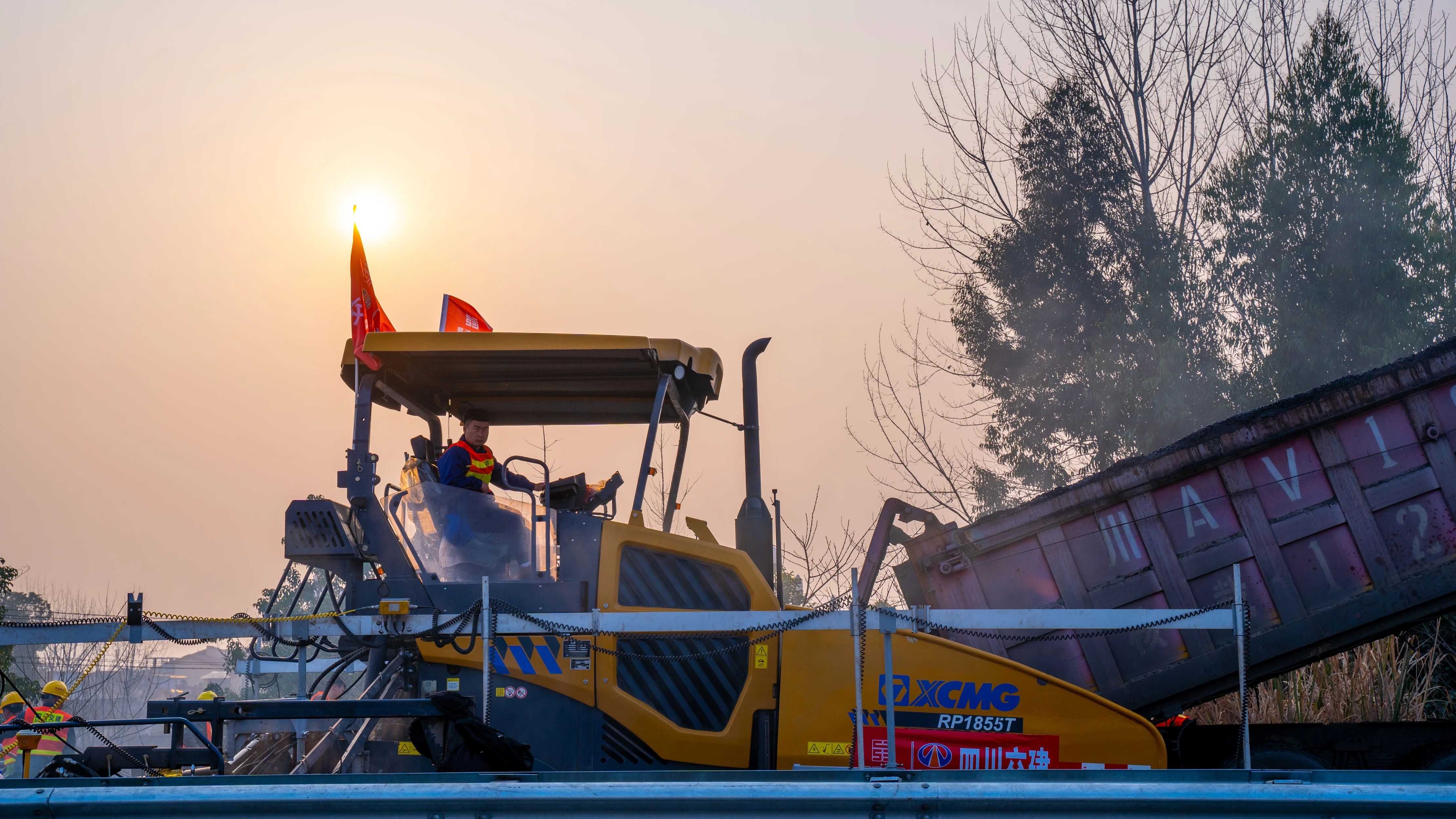 18天！beats365官方唯一网站成套沥青路面装备助力成绵高速罩面施工！