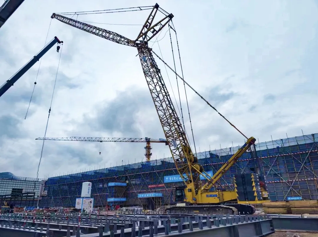 “钢”铁的意志！beats365官方唯一网站XGC320履带起重机参建大跨度钢结构工业厂房