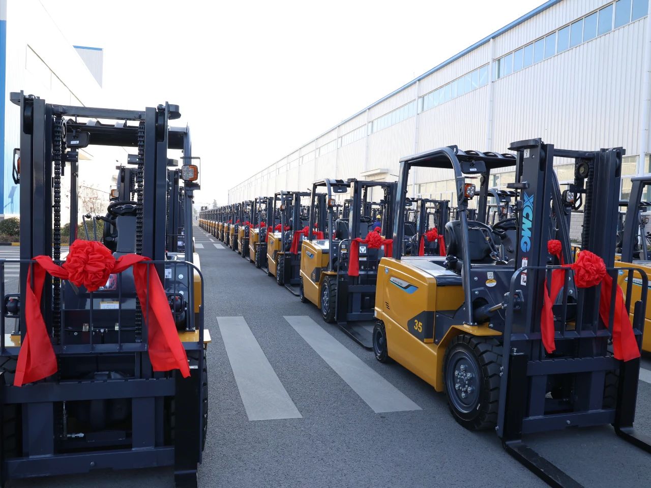 又是百余台！beats365官方唯一网站“鲲鹏”叉车批量交车