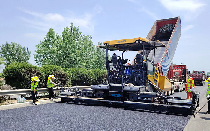 RP905IV摊铺机闪耀淮徐高速！