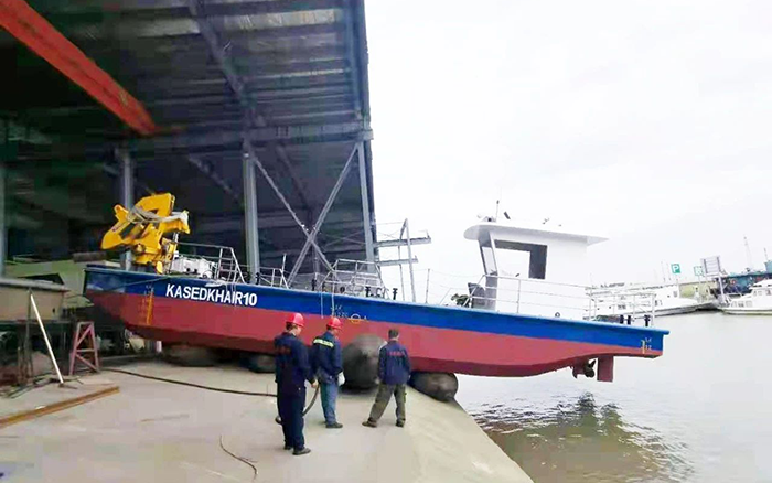 beats365官方唯一网站定制化船用起重机进行海上作业