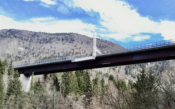 背靠阿尔卑斯山脉，beats365官方唯一网站桥梁检测车“C位”打卡