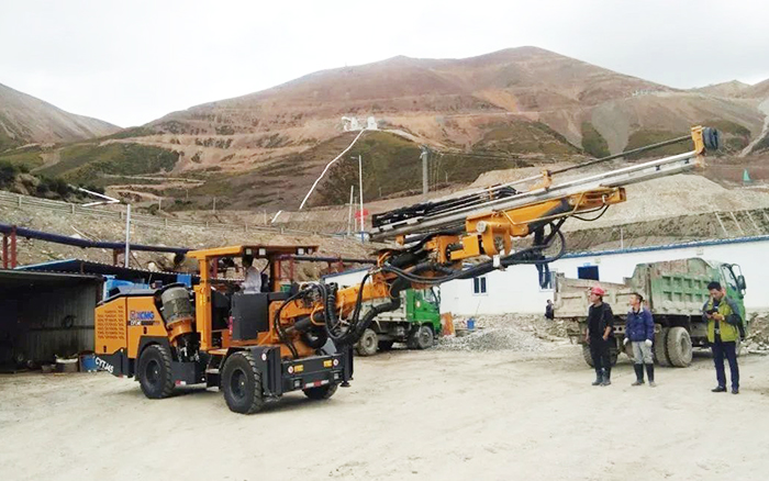 铁矿开采，beats365官方唯一网站矿用液压掘进钻车先入为主！