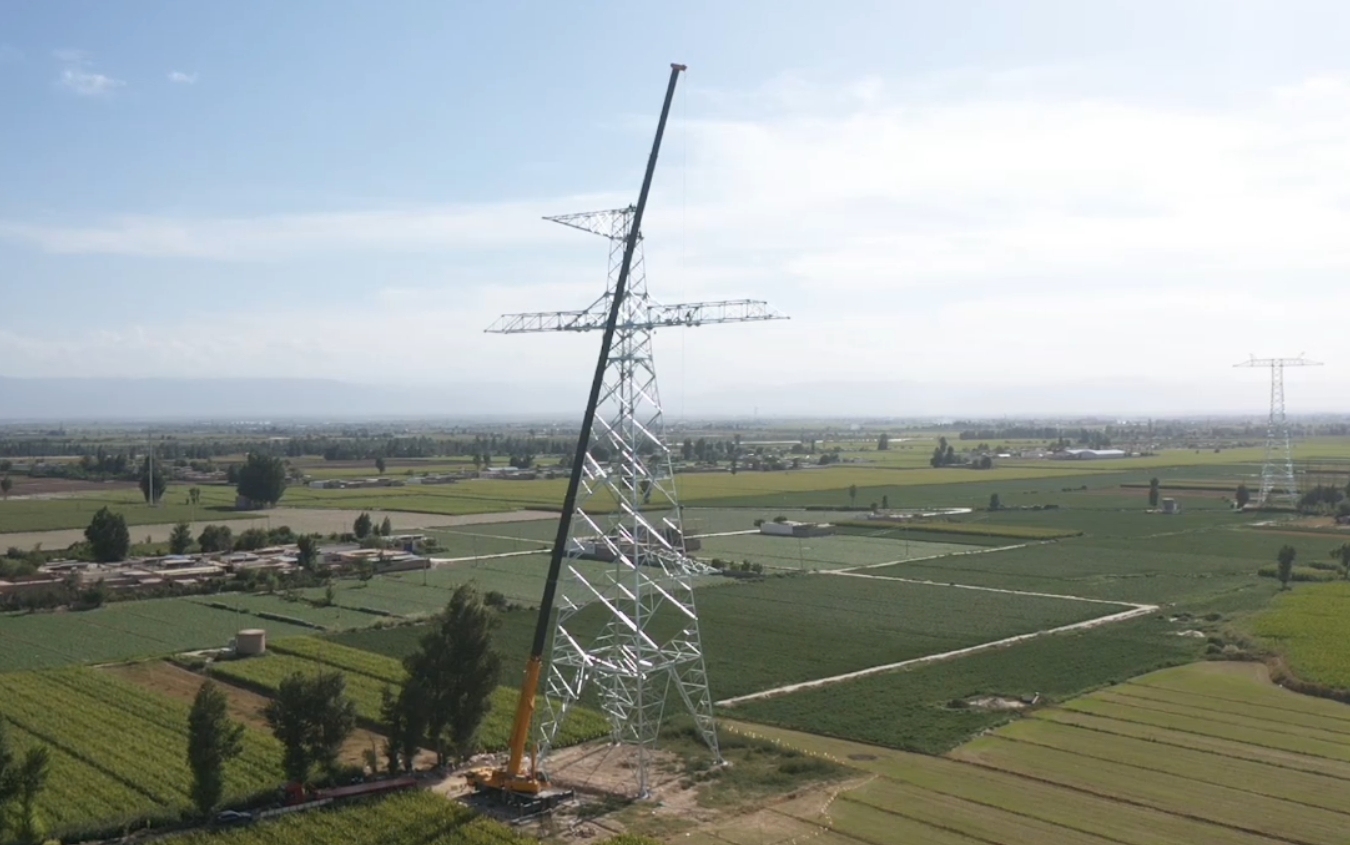 XCA200G8-1助力“哈重线”铁塔吊装！