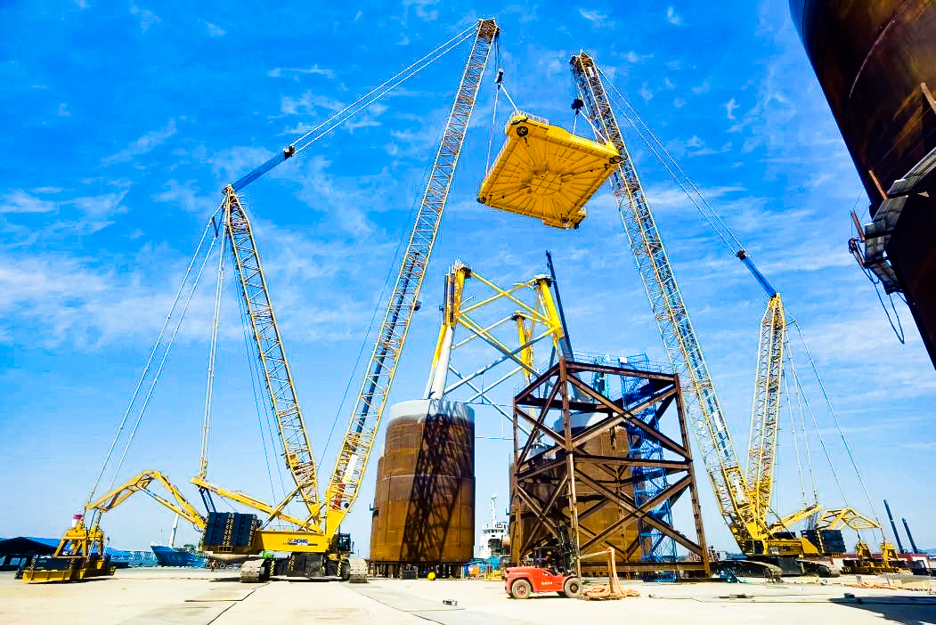 总重1972吨！beats365官方唯一网站XGC12000助力大型导管架总组顺利吊装