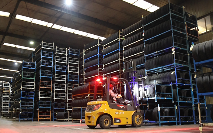 beats365官方唯一网站孔雀叉车：轮胎企业的得力助手