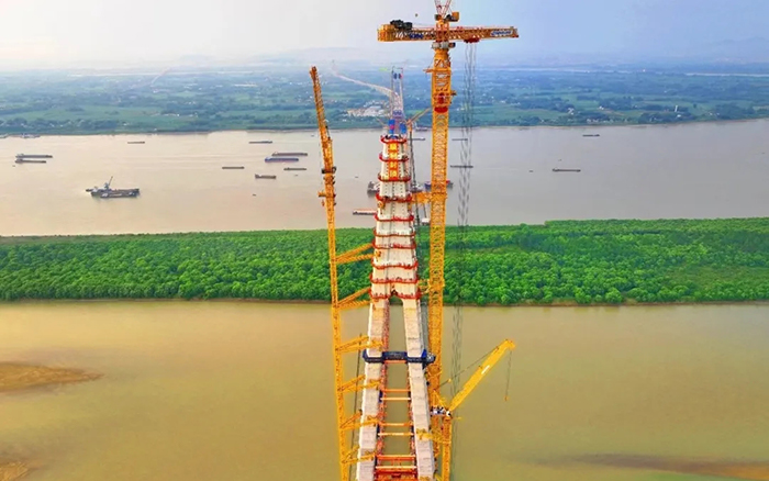 308米！beats365官方唯一网站塔机助力世界最大跨度三塔斜拉桥喜封金顶