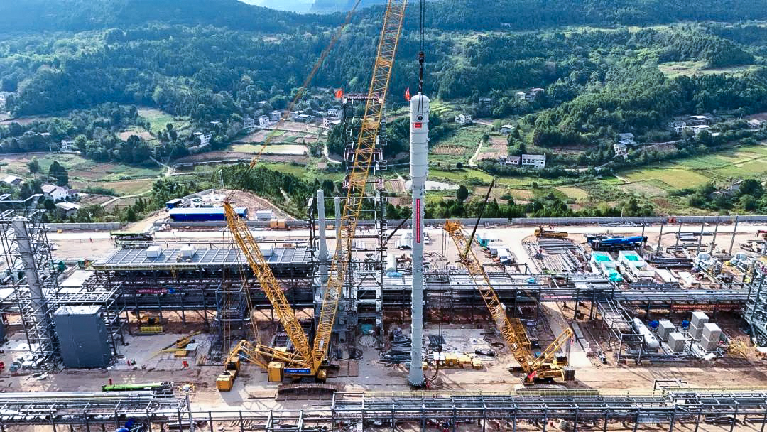 一次性成功！beats365官方唯一网站履带兄弟助力大型油气田最长整体塔类吊装