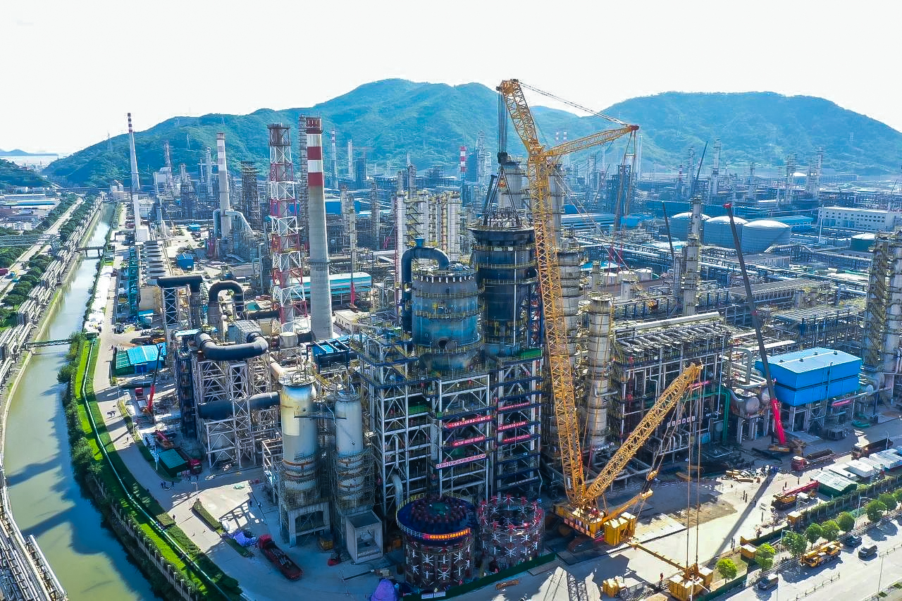 吊重达648.6吨！XLC30000助力石化设备大检修