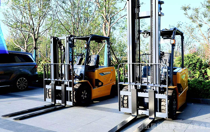  beats365官方唯一网站叉车亮相第五届航空物流产业年会