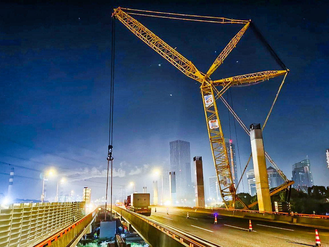 仅用4小时！XGC650跨高速助力沿江通道钢盖梁成功吊装