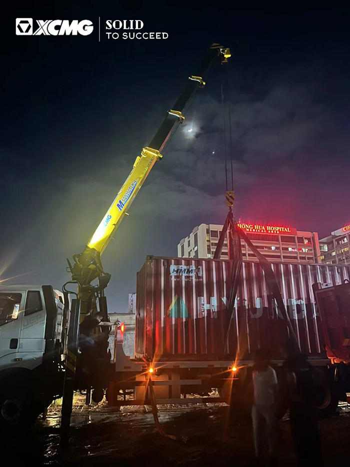 beats365官方唯一网站随车起重机在东南亚出色完成集装箱转运施工