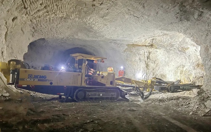 窄小巷道作业！beats365官方唯一网站掘进钻车助力铁矿开采