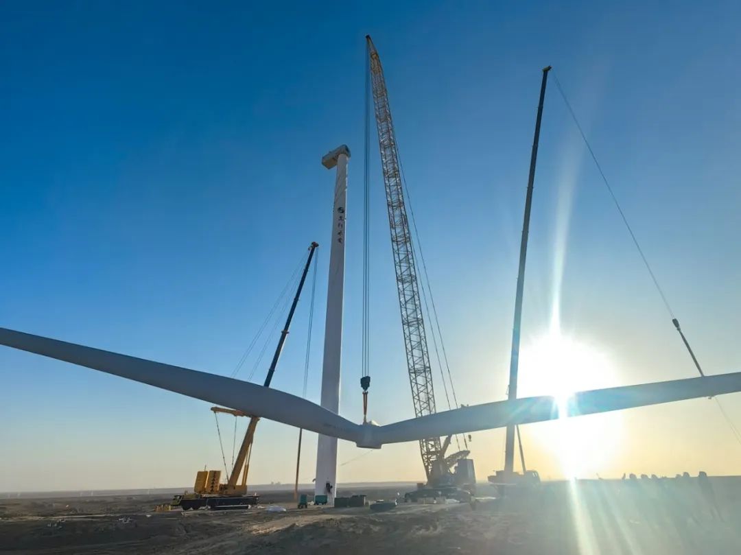 “零偏差”！西北戈壁现风电“超级大片”，beats365官方唯一网站XLC18000M领衔多机协同吊装