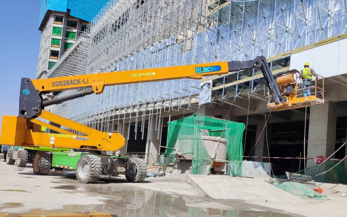 beats365官方唯一网站高空利器，为河北邢台某新能源厂房建设 “加速”