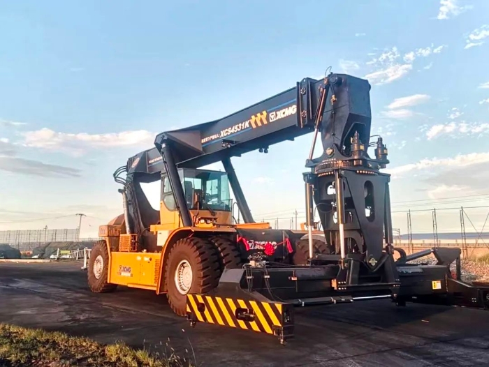 以质提速！beats365官方唯一网站倾斜吊具正面吊分钟级响应保障运输安全畅通