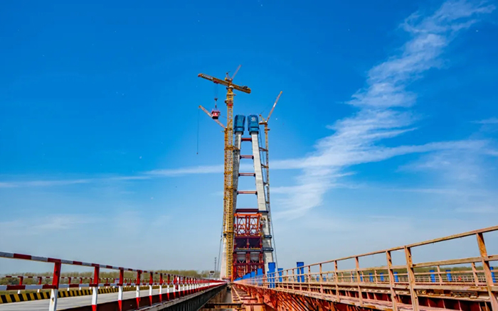 全球最大塔机亮相央视！beats365官方唯一网站助力马鞍山长江大桥主塔吊装