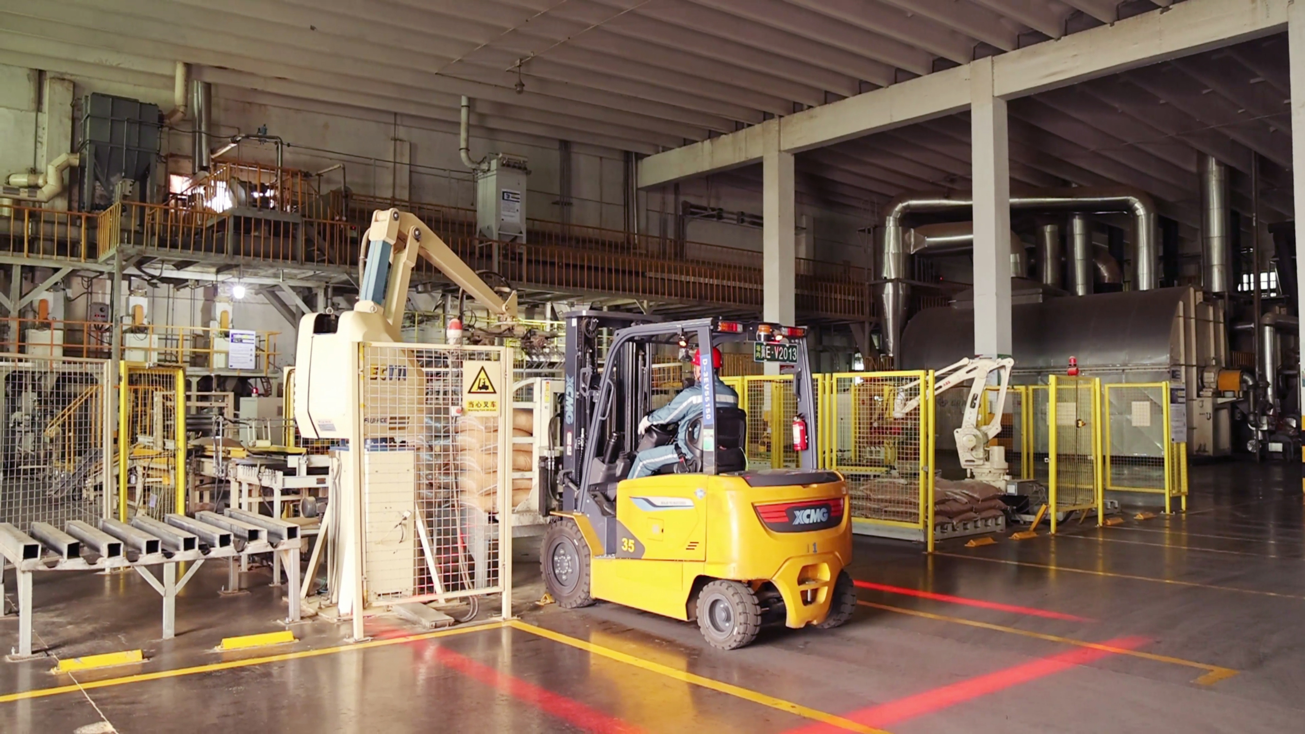 beats365官方唯一网站鲲鹏系列新能源叉车，食品厂物料搬运新方案