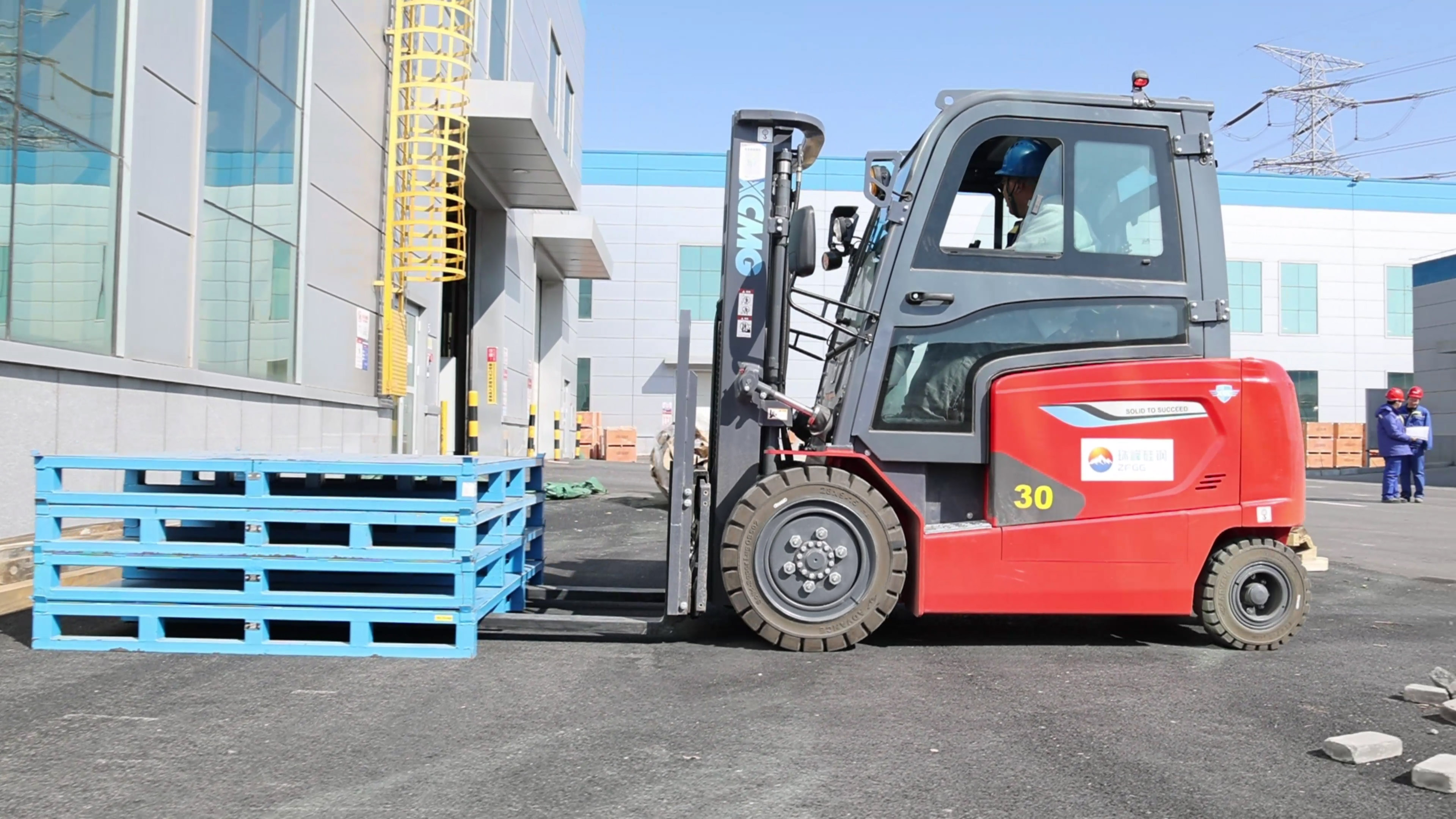 小巧精悍，beats365官方唯一网站鲲鹏系列电动平衡重叉车制造业大展身手