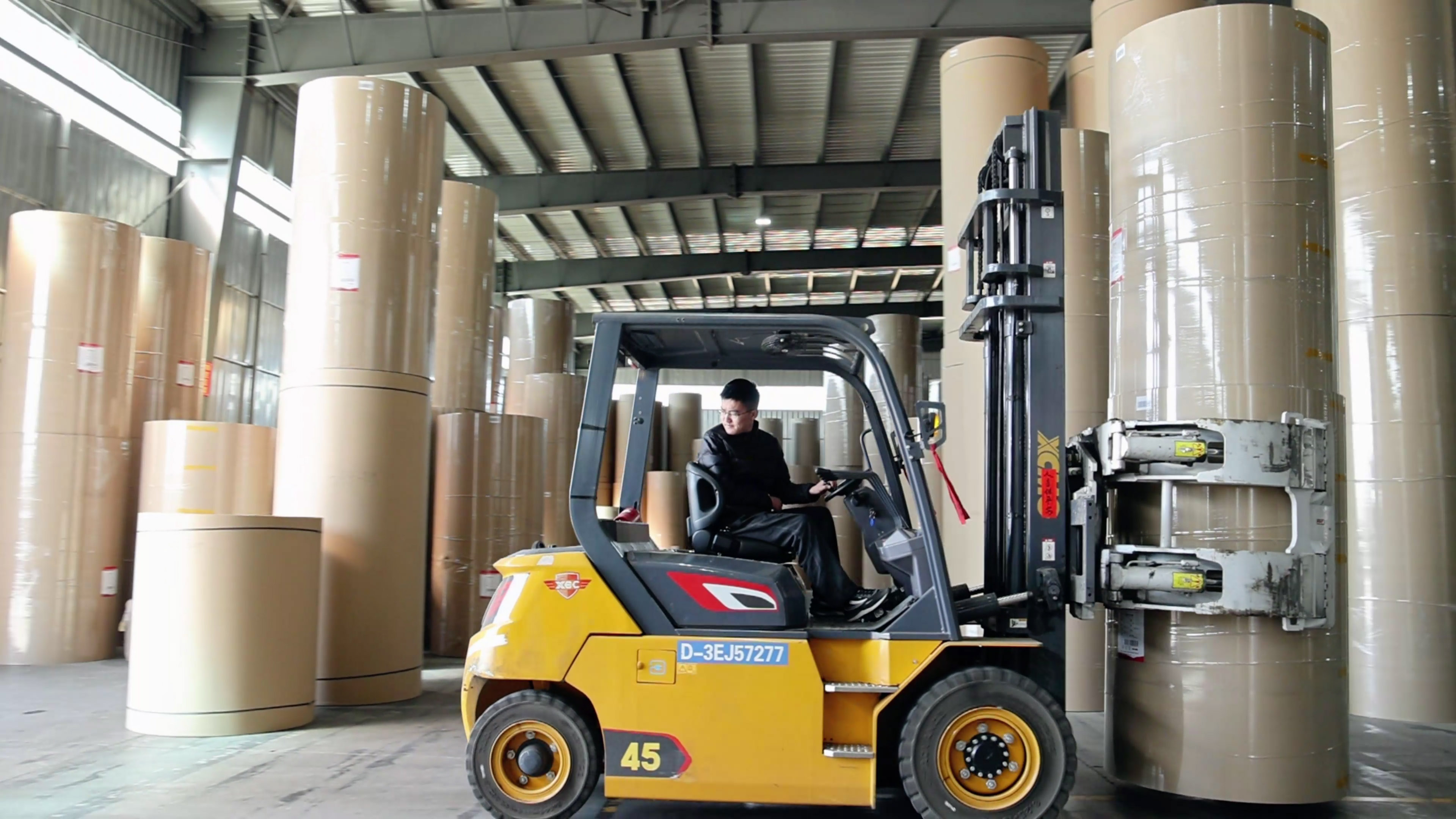 纸卷厂搬运利器，beats365官方唯一网站孔雀系列高压重载电动叉车