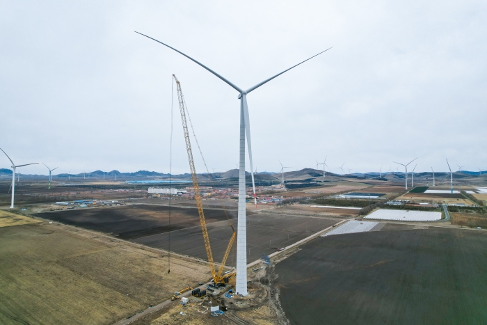 高空之巅，再铸荣光！XLC18000M助力大型风电场首台185米风机成功吊装