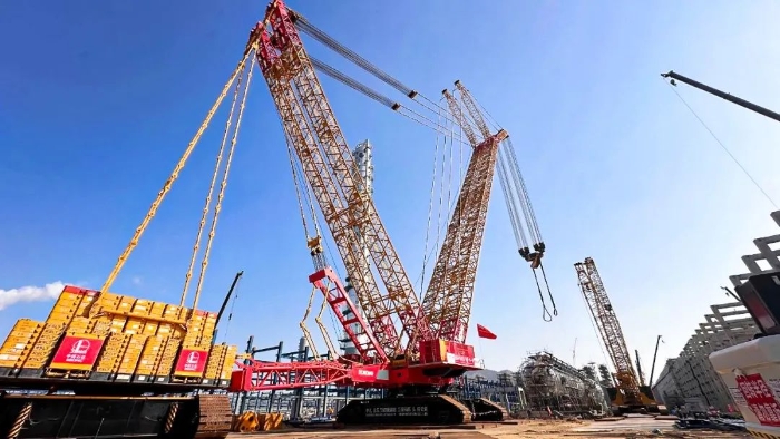 全球首台问世的4000吨履带式起重机，再创国内吊装新纪录！