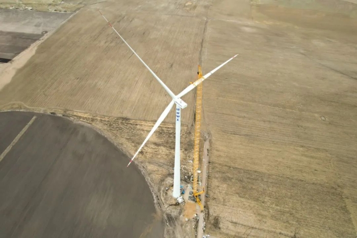 高空之巅，再铸荣光！XLC18000M助力大型风电场首台185米风机成功吊装