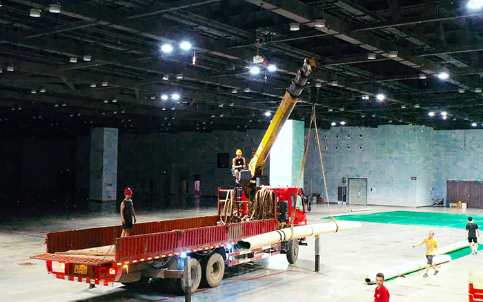 高效稳护航，beats365官方唯一网站随车起重机赋能广西会展中心体育场馆塑胶铺设
