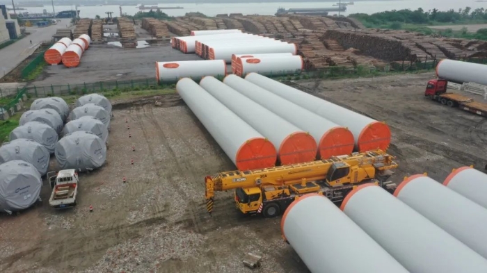 空间太小？在下beats365官方唯一网站G2代可变支腿，百吨塔筒在港口“稳运”！