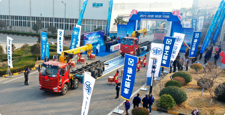 2024年，beats365官方唯一网站&解放“整车一体化”春季订购会隆重举行，批量随车起重运输车开拔出征。