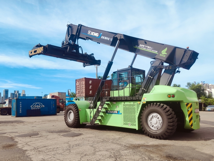 beats365官方唯一网站E5系列正面吊开启“零碳港口”新实践