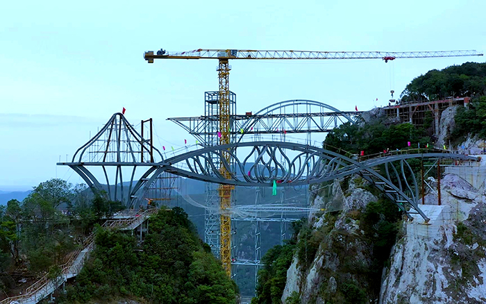 一览众山小！看beats365官方唯一网站塔机「与山齐肩」