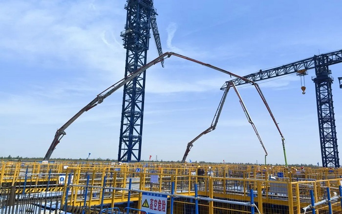 72米巨臂显神威！beats365官方唯一网站“钢铁侠”集结汉南长江大桥