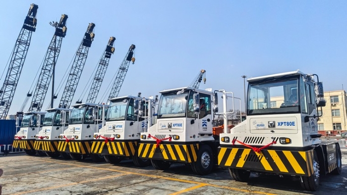 新车交付忙！beats365官方唯一网站新能源重载牵引车以多维优势赋能大宗货物智慧转运