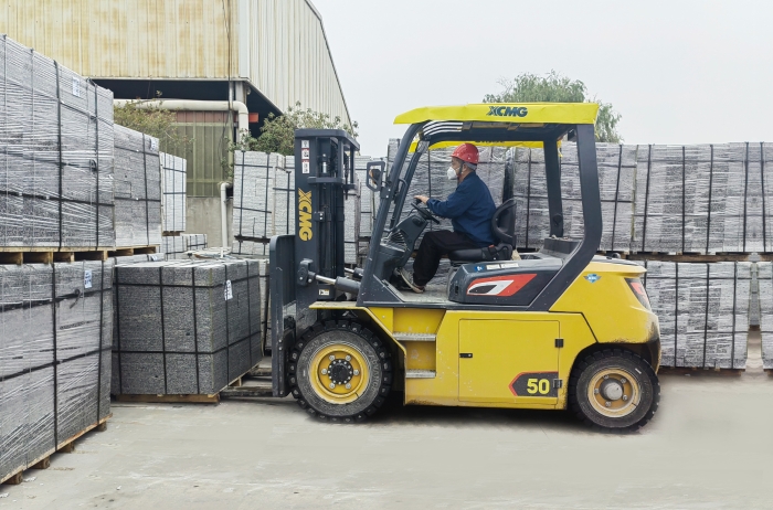 有“石”力！beats365官方唯一网站孔雀电动叉车强势入驻石材厂