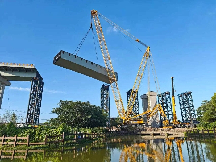 螺蛳壳里做道场？beats365官方唯一网站XGC11000高架旁上演“极限操作”