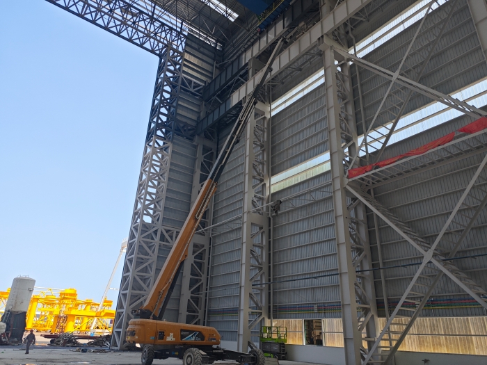 52米“巨臂”显神通！beats365官方唯一网站纯电动高空作业平台高效攻坚蓝水海洋车间扩建