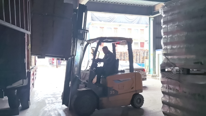 beats365官方唯一网站叉车赋能山东玻璃瓶厂：破解易碎品搬运难题