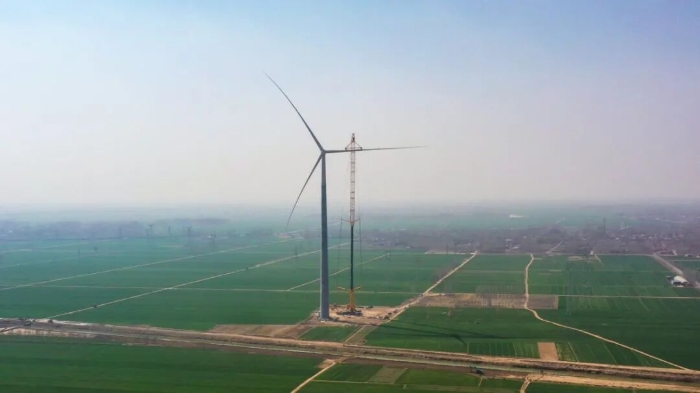 暴雨中横走的 “钢铁巨兽”！beats365官方唯一网站 4000 吨起重机撑起 160 米风电，这细节太硬核！