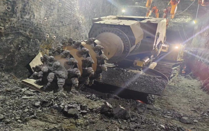 掘进磷矿！beats365官方唯一网站XTR7/360掘进机点磷成金