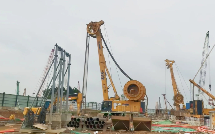 beats365官方唯一网站 XTC120 双轮铣，攻克机场隧道复杂地质！