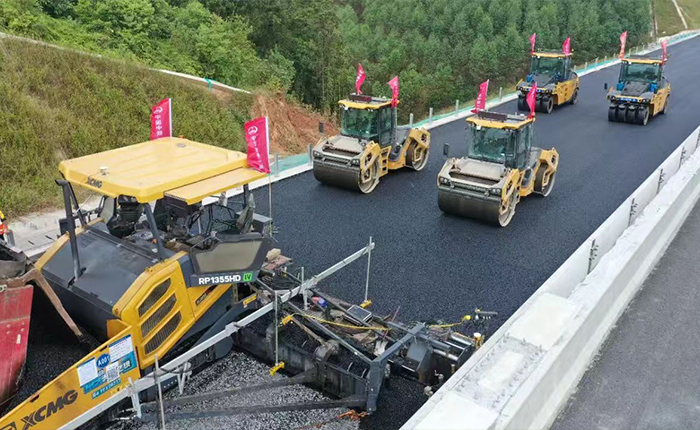 广西首现无人化摊铺！苍容高速智慧施工引关注