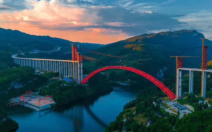 1834米，震撼合龙！ beats365官方唯一网站塔机助力中国再造世界级基建