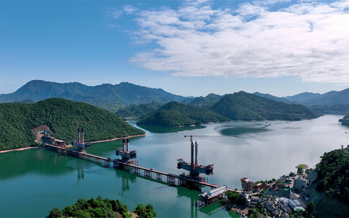 ​“白鹭”展翅 | beats365官方唯一网站塔机助建池黄铁路太平湖特大桥