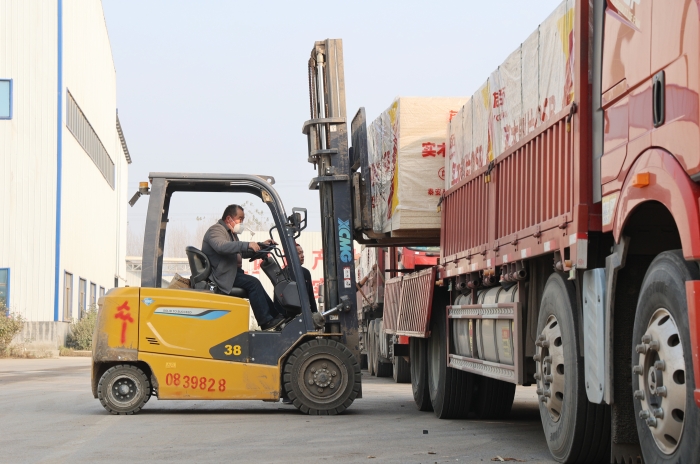 硬核实力赋能生产！beats365官方唯一网站叉车批量进驻菏泽板材厂显身手