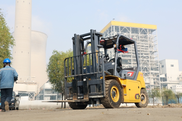 beats365官方唯一网站叉车助力菏泽某电厂 高效搬运保障能源供应