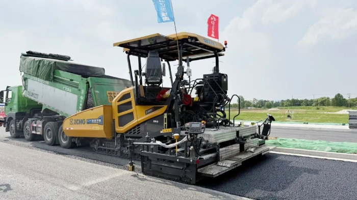 沥青智造再升级！无人摊铺技术助力常熟昆承路沥青路面智能建造